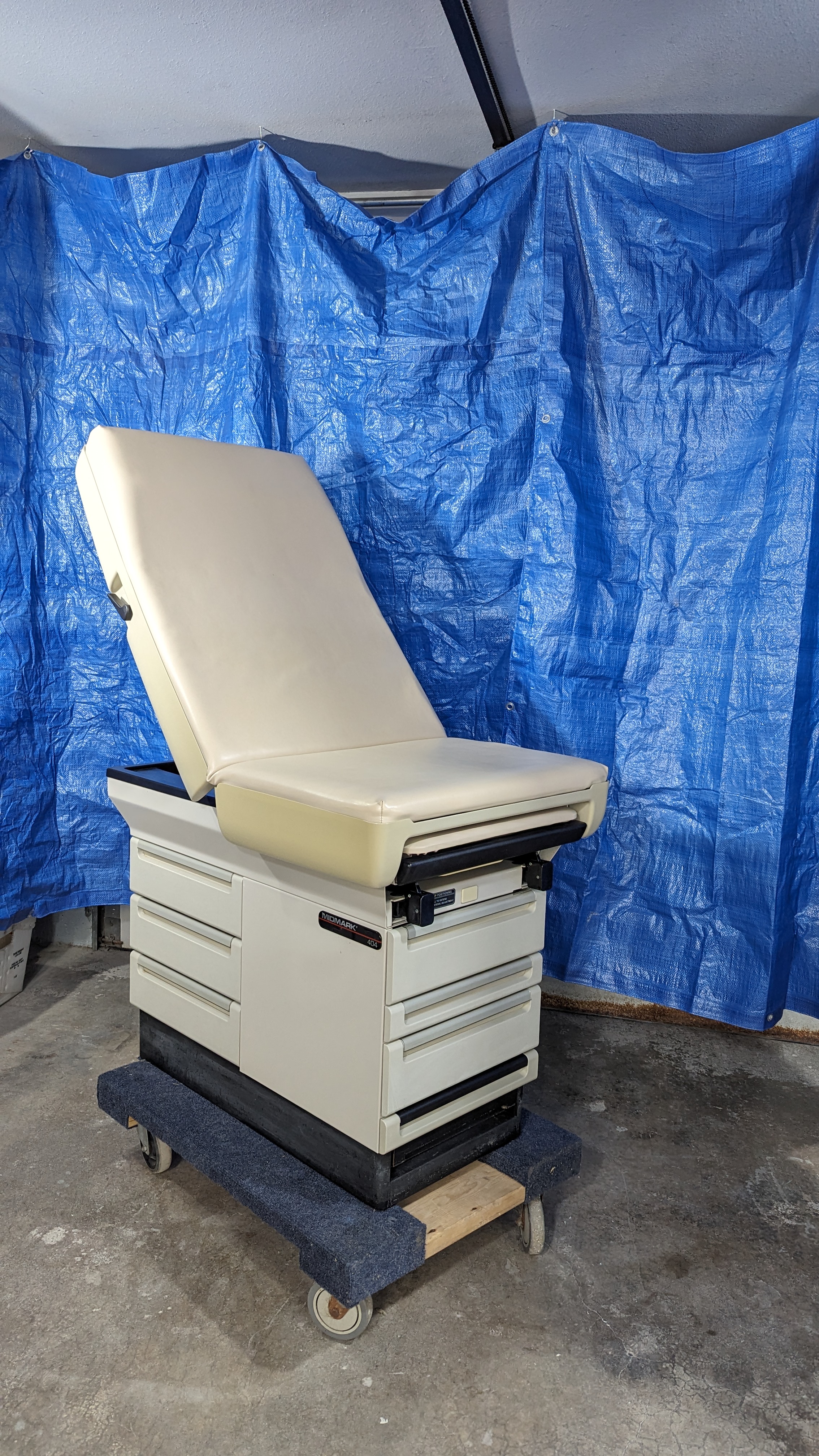 Midmark 404 Exam Table