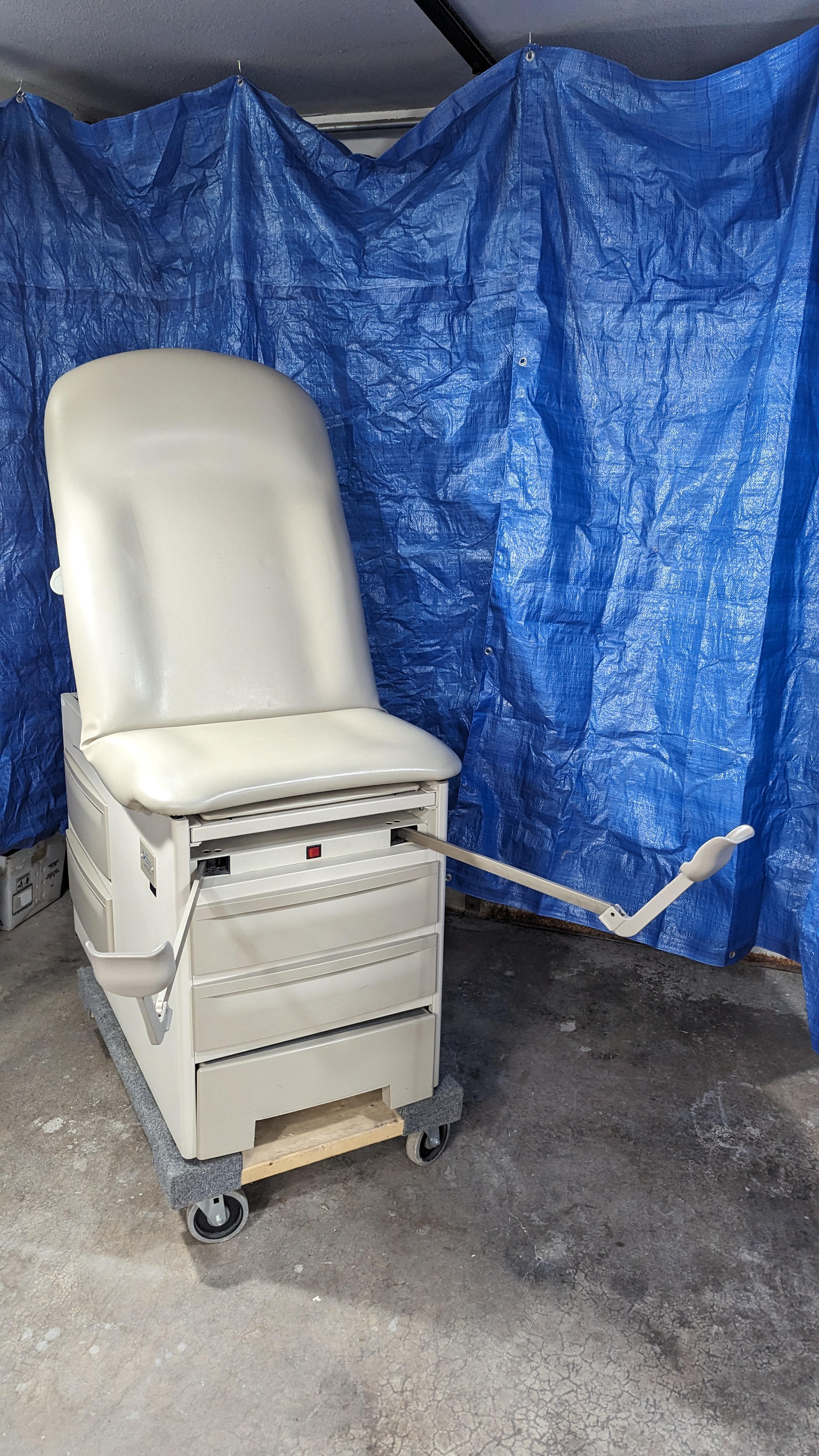 Brewer 5001 Exam Table
